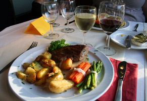 Main course in the Auto Slaap Trein restaurant car