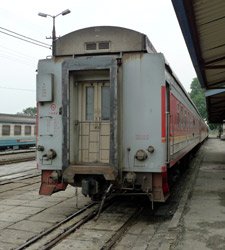 Photo showing the dual gauge tracks at Gia lam station