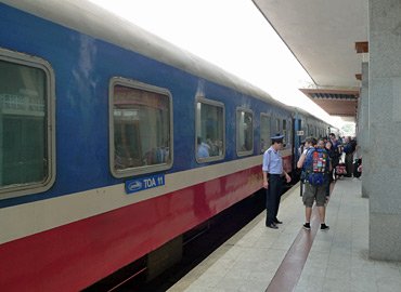 Train SE1 at Danang