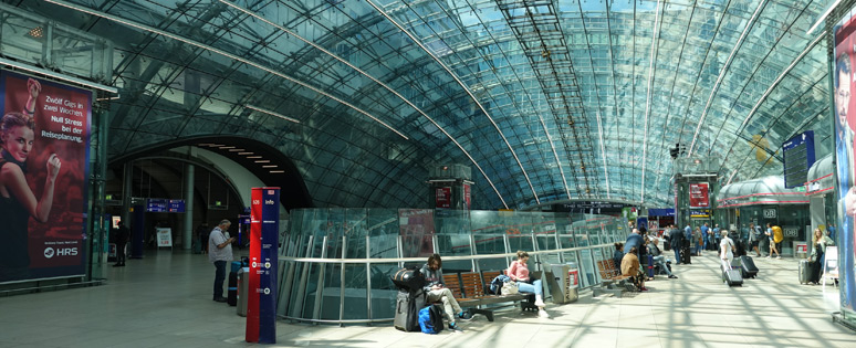 Frankfurt Flughafen station hall