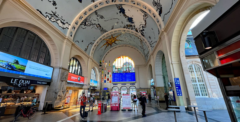 Luxembourg station main hall