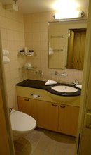 Queen Mary 2: Standard stateroom en suite toilet  