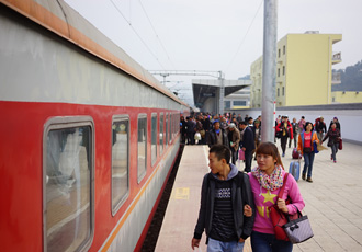 Boarding the train to Kunming at Hekou North