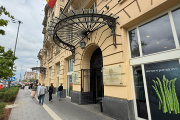 Polonia Palace Hotel entrance