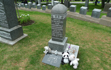 Grave of the unknown child, Titanic graves.