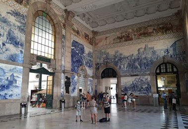 Inside Porto Sao Bento station