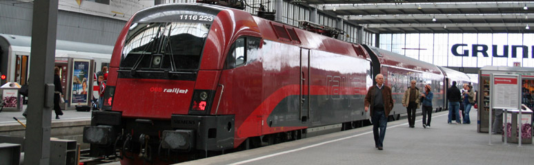 A railjet train about to leave Munich Hbf for Salzburg