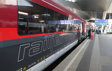 Railjet train at Vienna Hbf