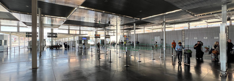 Alicante Terminal platforms 1-6 queuing area