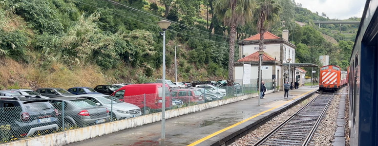 Ermida station, passing another train