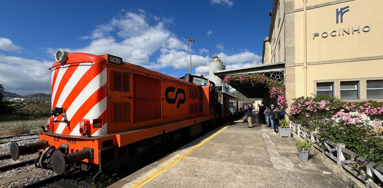 The train at Pocihno, ready to return to Porto