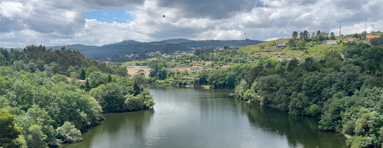 Train crosses the Tmega river