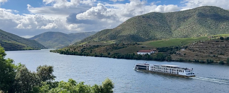 Douro Valley with boat, beyond Ferradosa