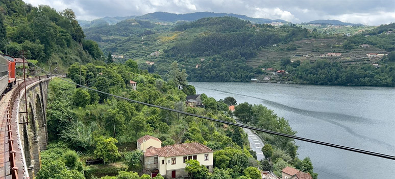 Train rejoins the Douro at Pala