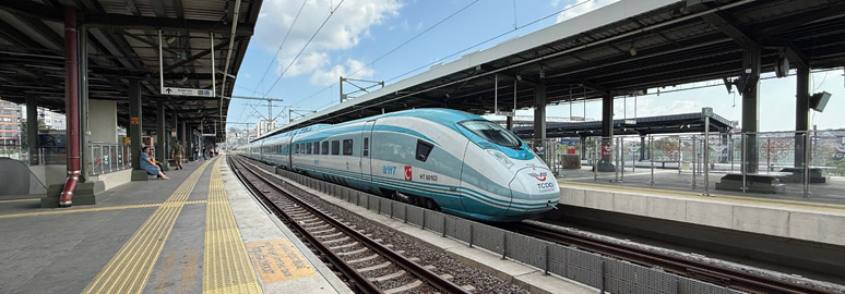 Sogutlucesme platforms with YHT train