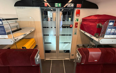 Luggage rack with lockable cables in a new generation railjet