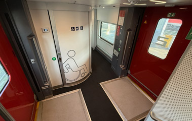 Level-boarding entrance hall & accessible toilet on new-generation railjet