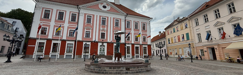 Kissing students sculpture, Tartu