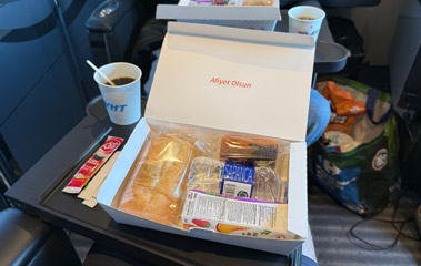 Business class snackbox and tea