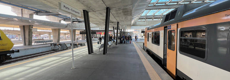 The train from Vigo arrives at Porto Campanha